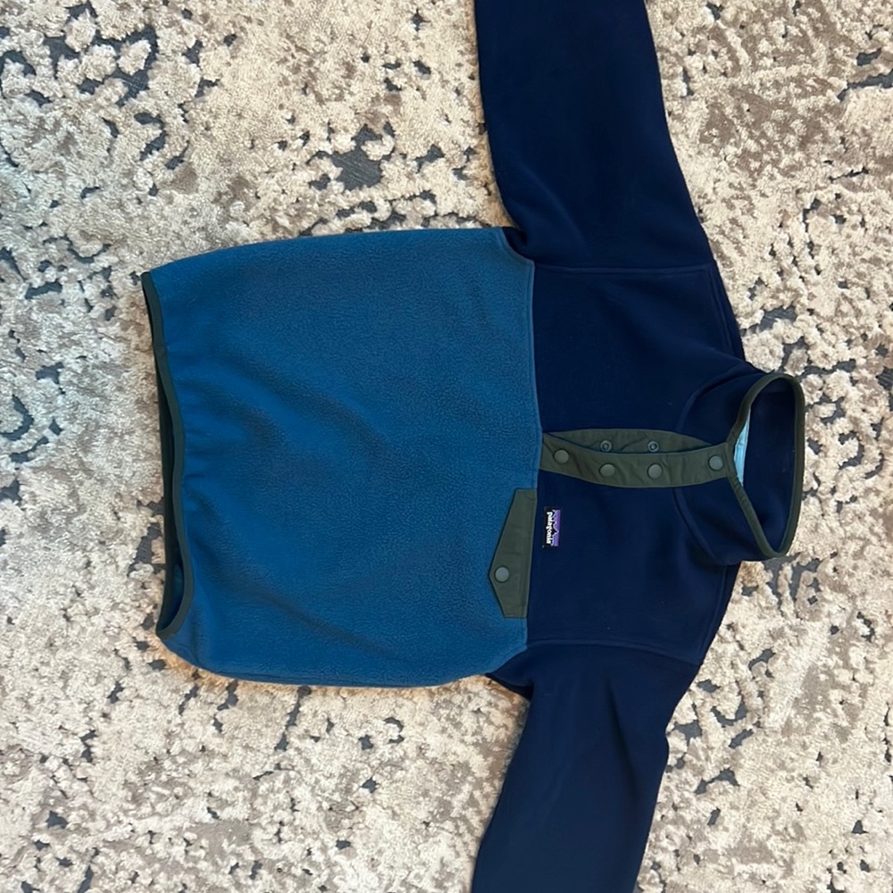 Patagonia kids small pull over fleece. Excellent used condition.